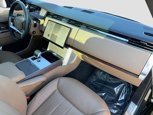 Used 2025 Land Rover Range Rover SE AWD/4WD image 12
