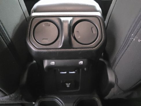 Used 2023 Jeep Gladiator Overland image 19