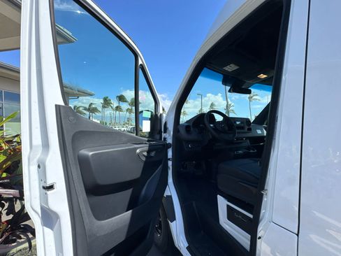 Used 2025 Mercedes-Benz Sprinter 2500 image 18