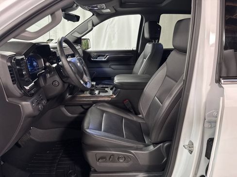 Used 2025 Chevrolet Silverado 1500 LTZ w/ LTZ Premium Package AWD/4WD image 3
