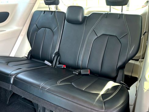 Used 2024 Chrysler Pacifica Touring-L FWD image 20