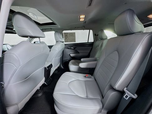 Used 2020 Toyota Highlander XLE image 22