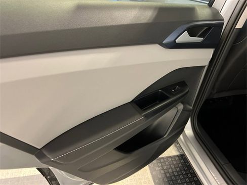 Certified 2024 Volkswagen Taos SE image 17