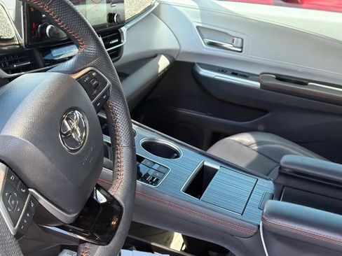 Used 2023 Toyota Sienna XSE FWD image 4