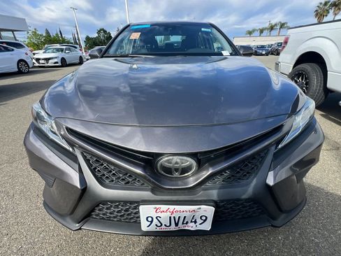 Used 2020 Toyota Camry SE image 2