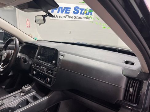 Used 2023 Nissan Pathfinder S image 21