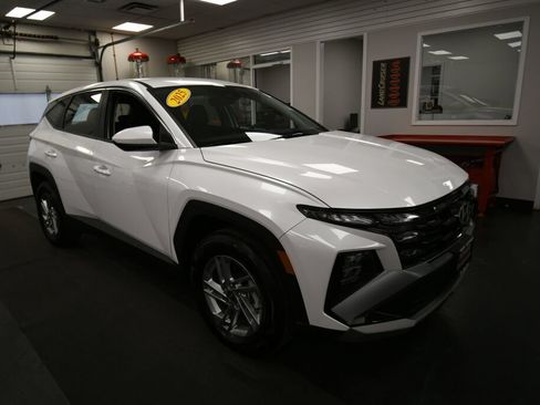 Used 2025 Hyundai Tucson SE AWD/4WD image 2