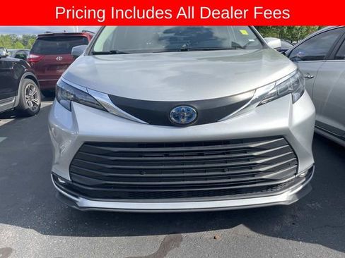 Used 2025 Toyota Sienna XLE FWD image 13