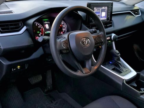 Used 2021 Toyota RAV4 LE image 17