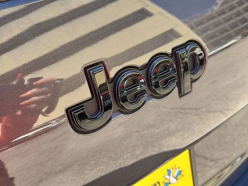 Used 2024 Jeep Grand Cherokee L Laredo image 29