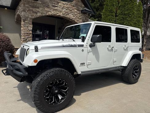 Used 2014 Jeep Wrangler Unlimited Sahara AWD/4WD image 2