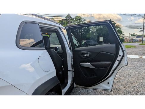 Used 2018 Jeep Cherokee Trailhawk w/ Comfort/Convenience Group image 12