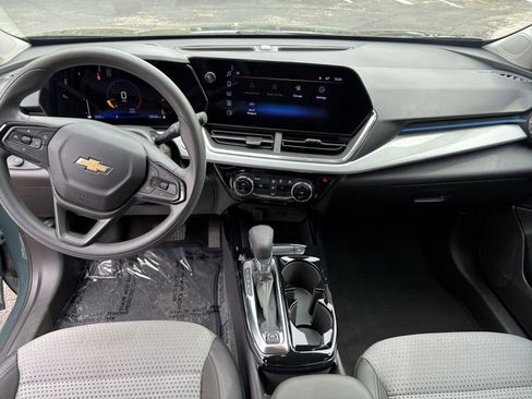 Used 2025 Chevrolet Trax LT image 28
