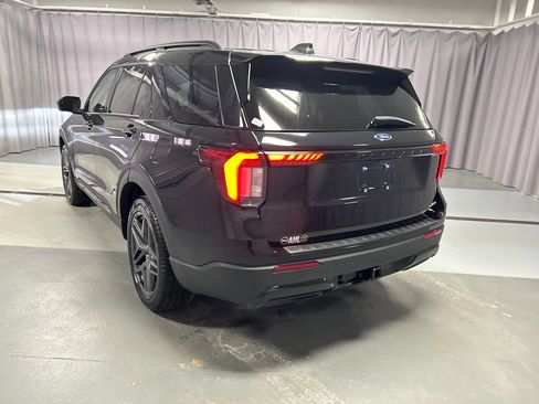 Used 2025 Ford Explorer ST-Line w/ ST-Line Street Pack AWD/4WD image 5