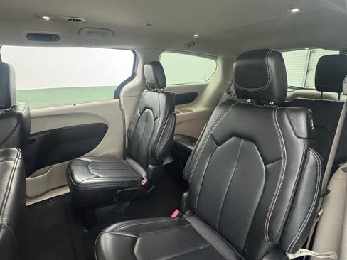 Used 2023 Chrysler Pacifica Touring-L FWD image 43