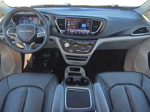 Used 2024 Chrysler Pacifica Touring-L image 8