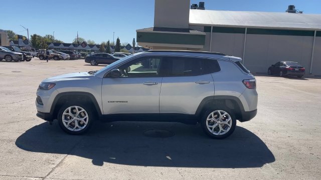 Used 2024 Jeep Compass Latitude AWD/4WD image 5