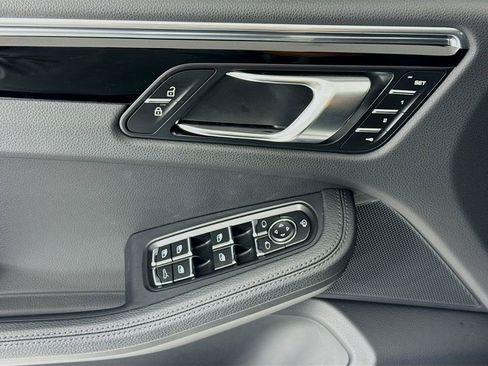Certified 2025 Porsche Macan image 11
