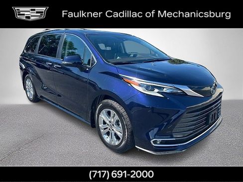 Used 2023 Toyota Sienna Platinum AWD/4WD image 3