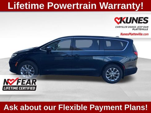 Used 2023 Chrysler Pacifica Touring-L image 8