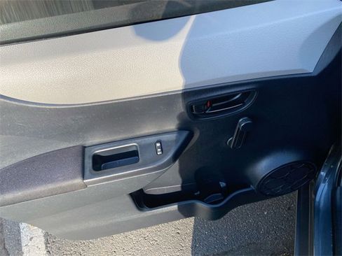 Used 2013 Toyota Yaris L image 13