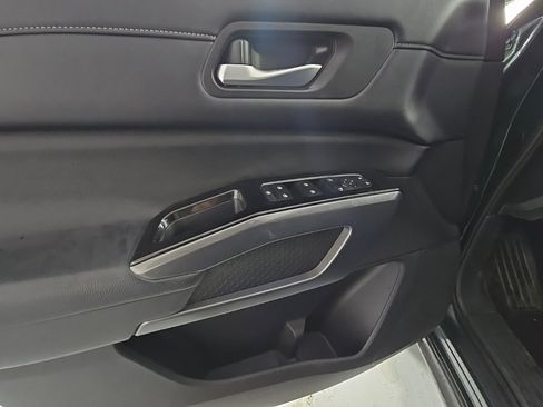 Used 2022 Nissan Pathfinder SL w/ SL Black Package image 16