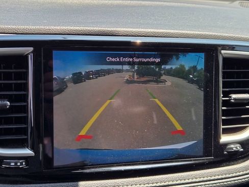 Used 2024 Chrysler Pacifica Limited FWD image 16