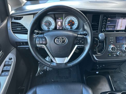 Used 2020 Toyota Sienna SE w/ SE Preferred Package image 16