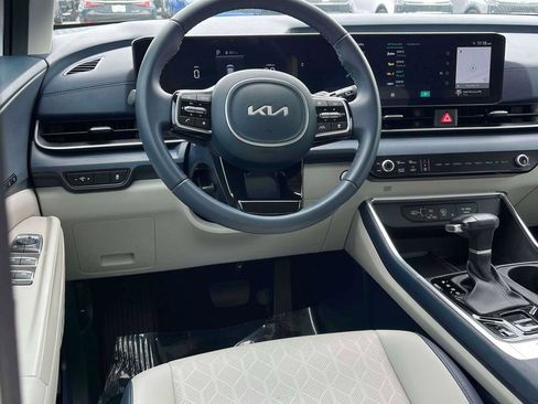 Used 2026 Kia Carnival EX FWD image 2