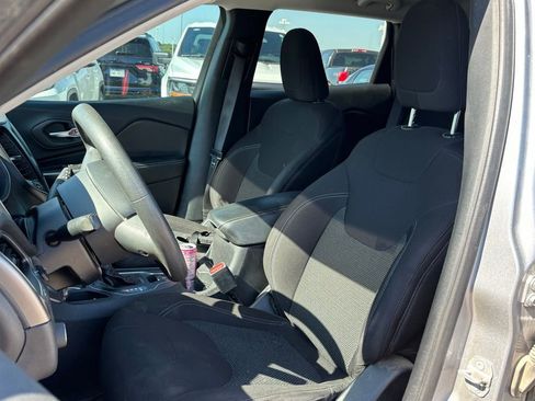 Used 2020 Jeep Cherokee Latitude FWD image 7