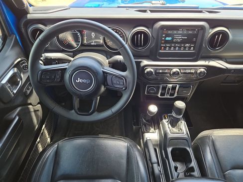 Used 2023 Jeep Gladiator Sport AWD/4WD image 14