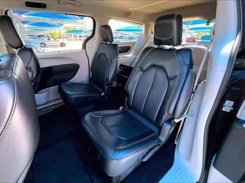 Used 2023 Chrysler Pacifica Touring-L image 21