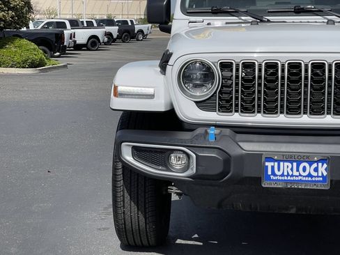 Used 2024 Jeep Wrangler Unlimited Sahara AWD/4WD image 3