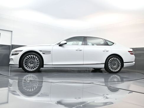 Used 2024 Genesis G80 image 25