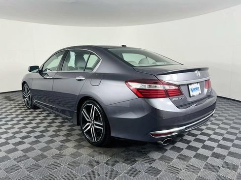 Used 2017 Honda Accord Touring image 4