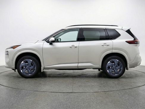 Used 2025 Nissan Rogue SV image 5