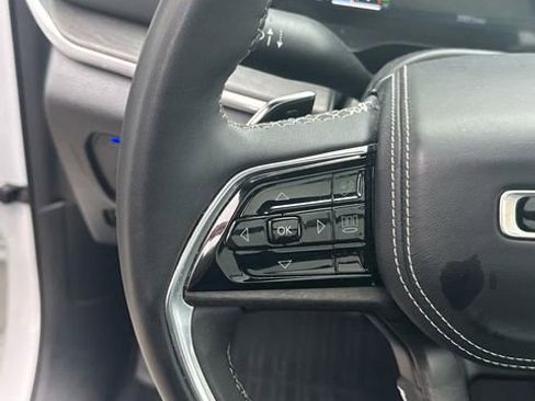 Used 2022 Jeep Grand Cherokee Overland w/ Luxury Tech Group IV image 16