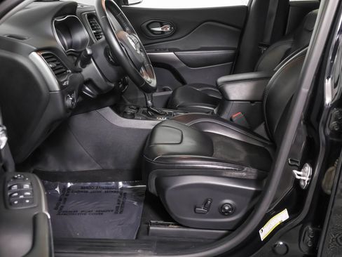 Used 2019 Jeep Cherokee Latitude Plus w/ Cold Weather Group AWD/4WD image 22