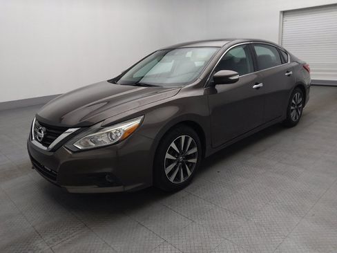Used 2017 Nissan Altima 2.5 SL w/ Moonroof Package image 2