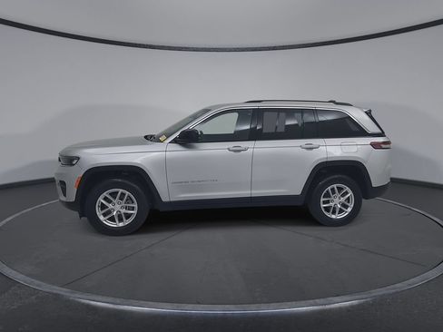 Used 2023 Jeep Grand Cherokee Laredo AWD/4WD image 10