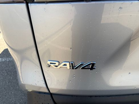 Used 2024 Toyota RAV4 LE AWD/4WD image 28