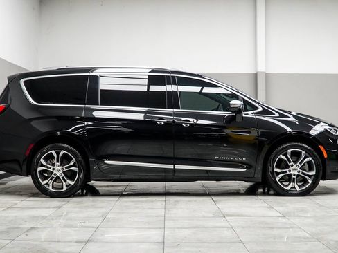 Used 2022 Chrysler Pacifica Pinnacle image 6