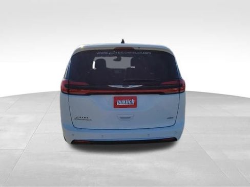 Used 2025 Chrysler Pacifica Select image 6