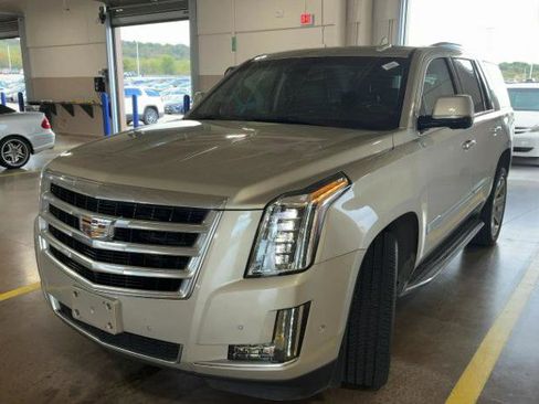 Used 2017 Cadillac Escalade Luxury image 3