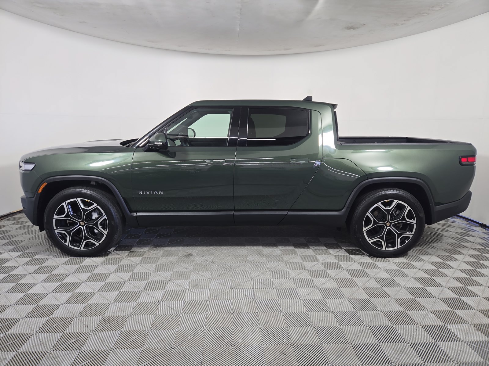 Used 2025 Rivian R1T Adventure Dual AWD/4WD image 2
