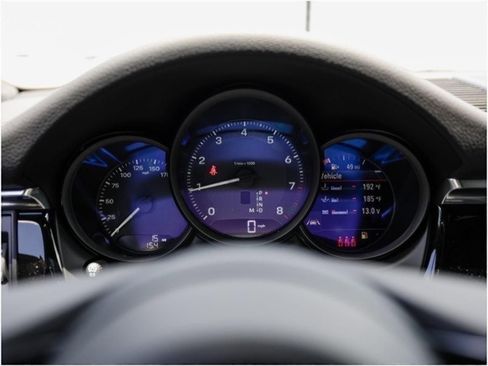 Certified 2025 Porsche Macan AWD/4WD image 15