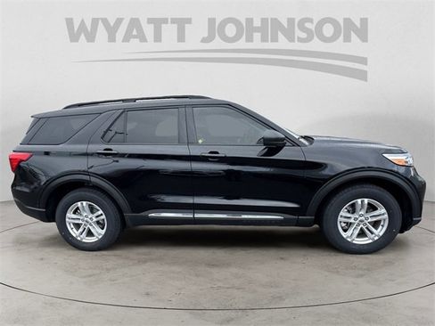 Used 2022 Ford Explorer XLT w/ Equipment Group 202A image 6