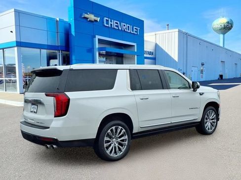 Used 2021 GMC Yukon XL Denali w/ Denali Premium Package AWD/4WD image 3