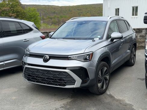 Used 2025 Volkswagen Taos SE AWD/4WD image 1