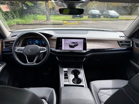 Used 2024 Volkswagen Atlas SE image 16